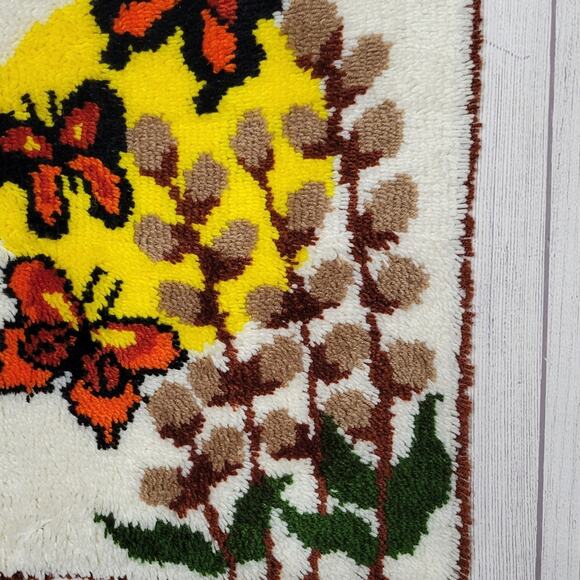 Vintage 70s Latch Hook Rug - Butterflies & Flowers, 20" x 27" - Picture 3 of 7